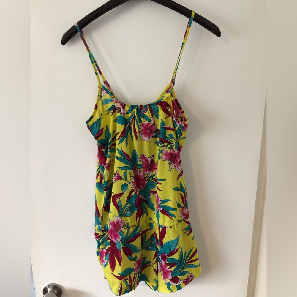 Billabong romper Size M!